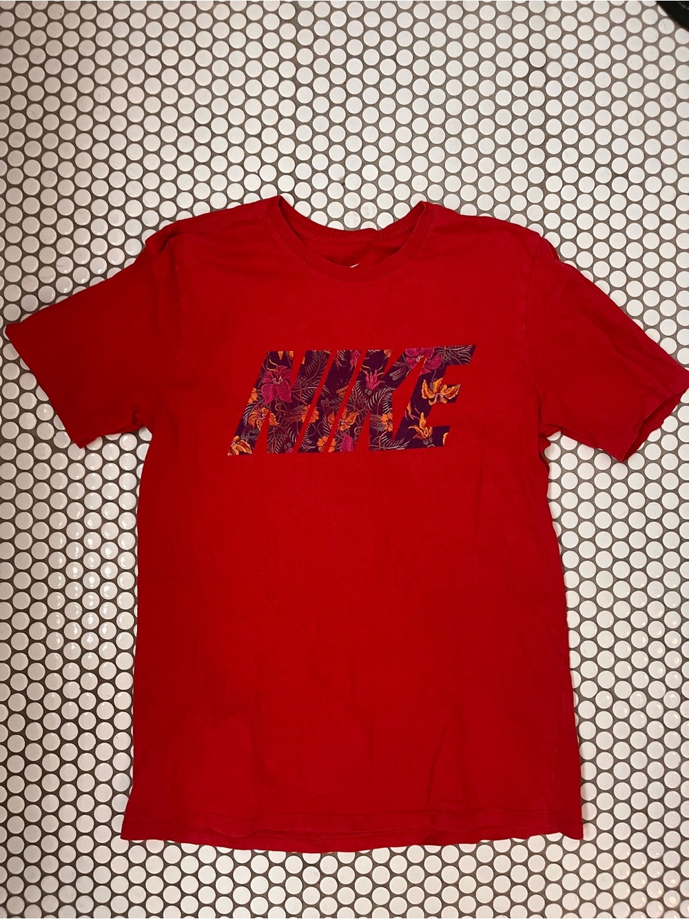 Nike Red Crewneck Athleisure Tee with Sporty Floral Logo
